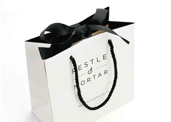 Folding Luxury Custom Printed Paper Bags 157g Art Paper Material High Toughness supplier